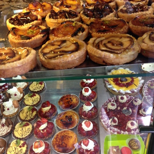 Photo taken at Boulangerie d&#39;Honoré by Pauline on 9/16/2012