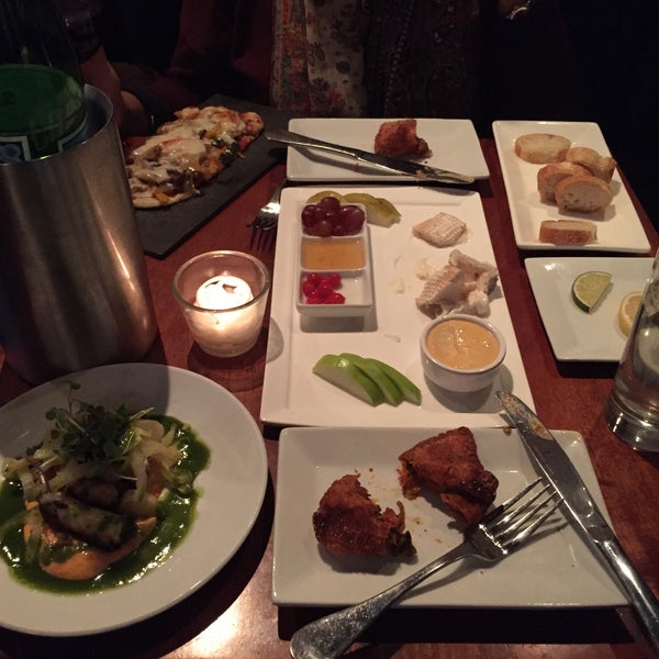Das Foto wurde bei Valanni Restaurant von Mark K. am 10/10/2015 aufgenommen