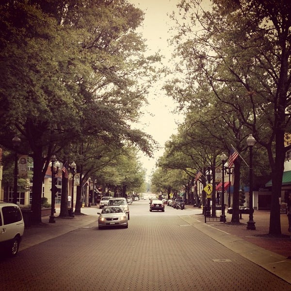 Das Foto wurde bei Downtown Fayetteville von Fidel J. am 9/30/2012 aufgenommen
