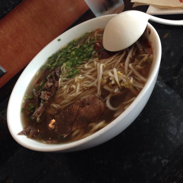 Foto tomada en Xian Sushi &amp; Noodle  por michael t. el 6/19/2014