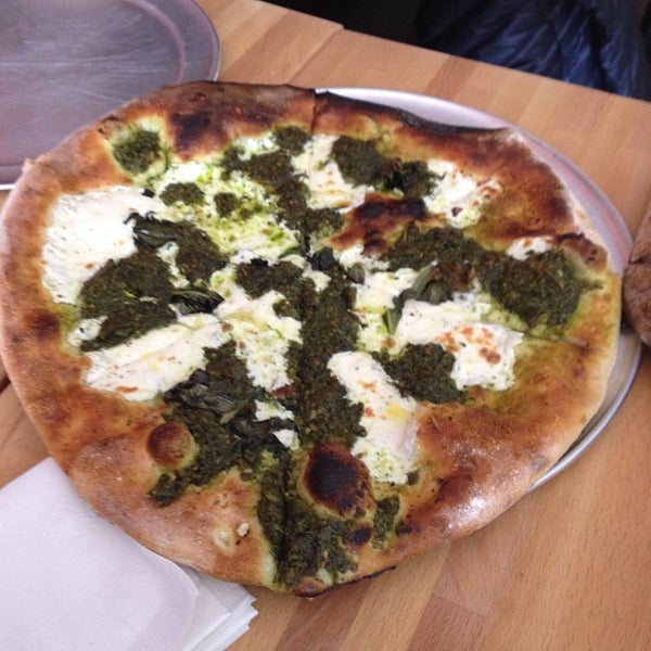 3/24/2013 tarihinde Rob L.ziyaretçi tarafından Coney Island Pizza'de çekilen fotoğraf