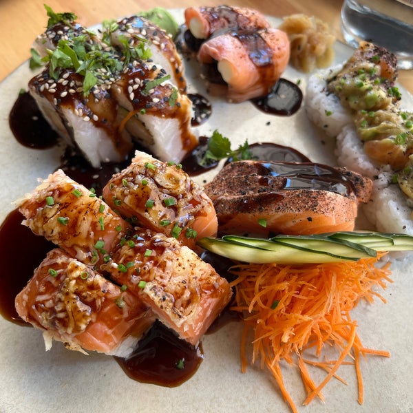 รูปภาพถ่ายที่ Asato Sushi &amp; Asian food โดย Yudell เมื่อ 10/26/2023