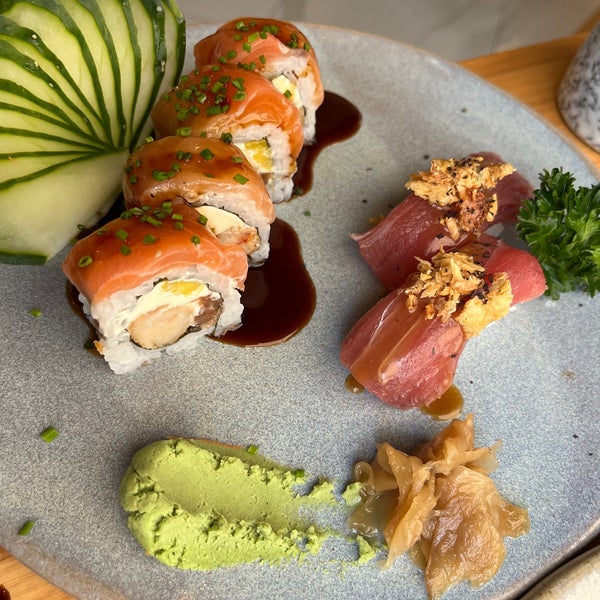 Foto scattata a Asato Sushi &amp; Asian food da Yudell il 10/26/2023