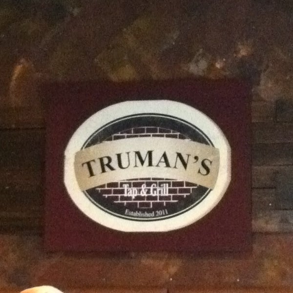 Foto diambil di Truman&#39;s Tap &amp; Grill oleh Lori R. pada 8/2/2013