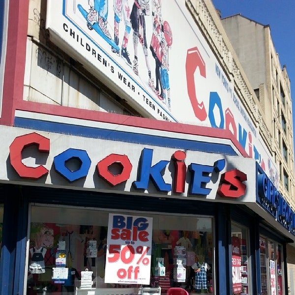 รูปภาพถ่ายที่ Cookie&#39;s Dept. Stores โดย J Darren H. เมื่อ 4/3/2014