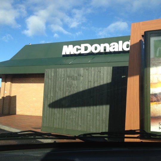 รูปภาพถ่ายที่ McDonald&#39;s โดย Bethany H. เมื่อ 11/10/2012