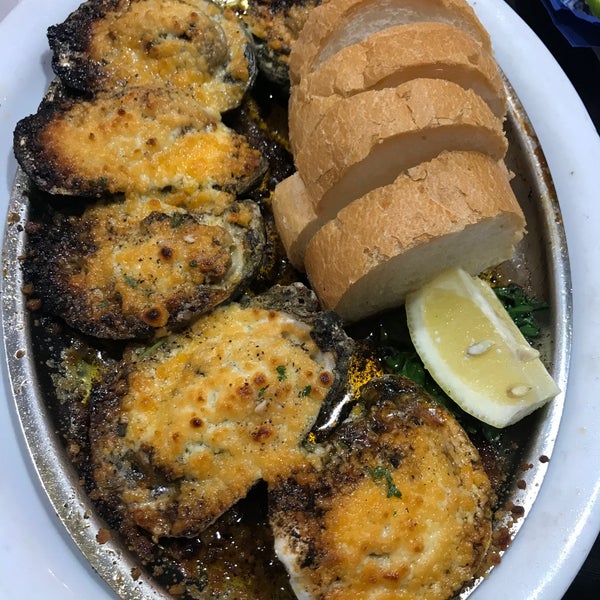 Foto scattata a Deanie&#39;s Seafood Restaurant in the French Quarter da Mike il 2/27/2020