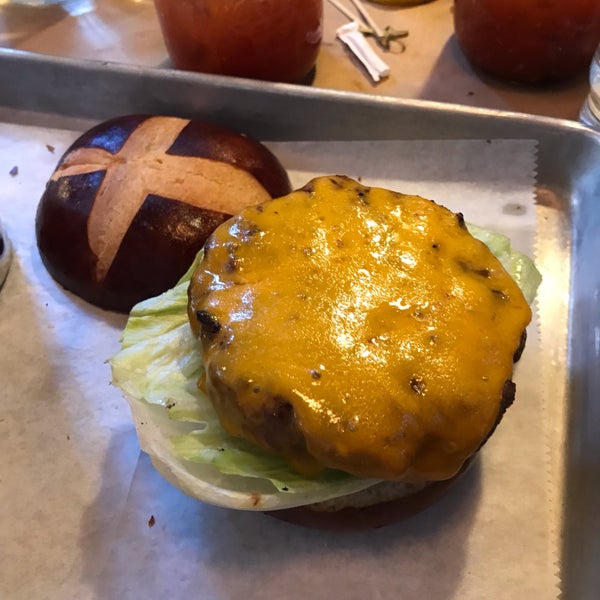 รูปภาพถ่ายที่ Brooklyn Burgers &amp; Beer โดย Mike เมื่อ 4/6/2019