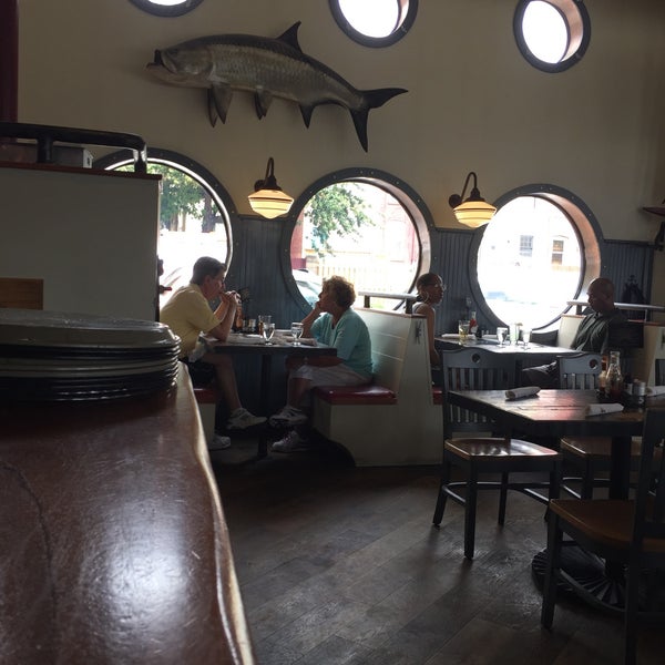 8/6/2016にMikeがCaptain James Landing - Restaurant and Crab Houseで撮った写真