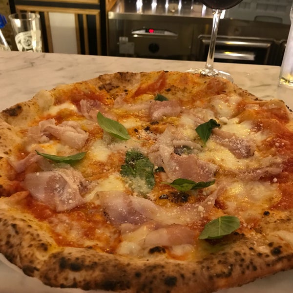 7/20/2018 tarihinde Mikeziyaretçi tarafından Sorbillo Pizzeria'de çekilen fotoğraf
