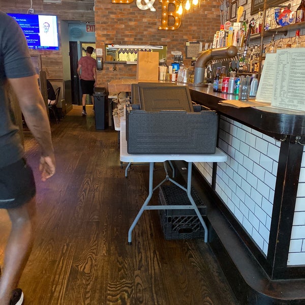รูปภาพถ่ายที่ Brooklyn Burgers &amp; Beer โดย Mike เมื่อ 8/13/2021