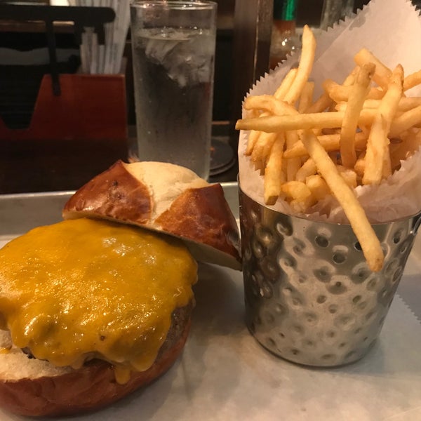 Foto tomada en Brooklyn Burgers &amp; Beer  por Mike el 10/17/2019