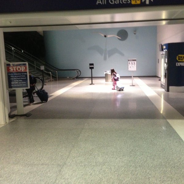 4/19/2013에 Ronnie A.님이 오클랜드 국제공항 (OAK)에서 찍은 사진