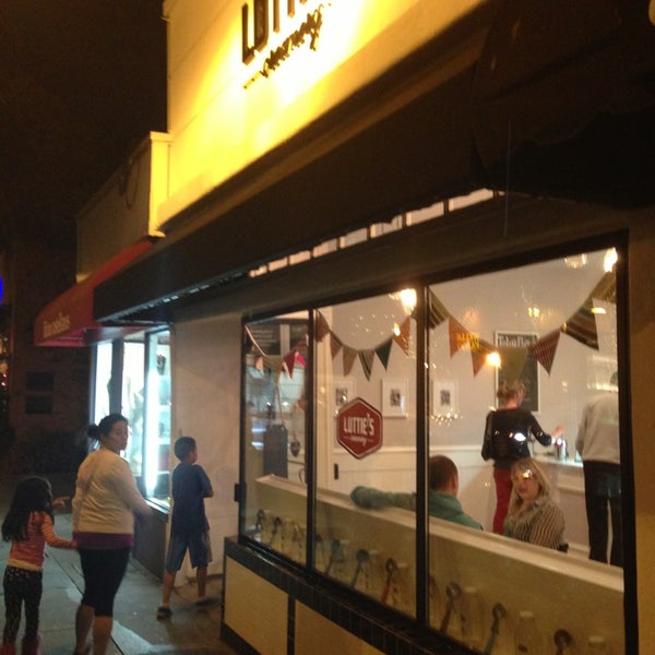 3/18/2013에 Ronnie A.님이 Lottie&#39;s Creamery에서 찍은 사진