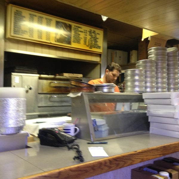 2/15/2013 tarihinde Mike C.ziyaretçi tarafından Cifelli&#39;s Pizza'de çekilen fotoğraf