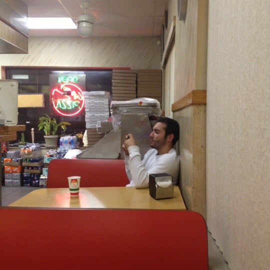 10/25/2012에 Mike C.님이 Cifelli&#39;s Pizza에서 찍은 사진