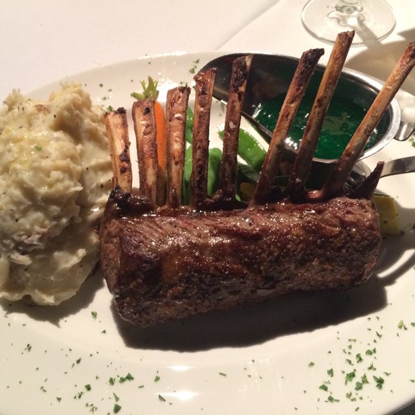 Foto tomada en Donovan&#39;s Steak &amp; Chop House - Gaslamp  por Dre el 8/21/2014