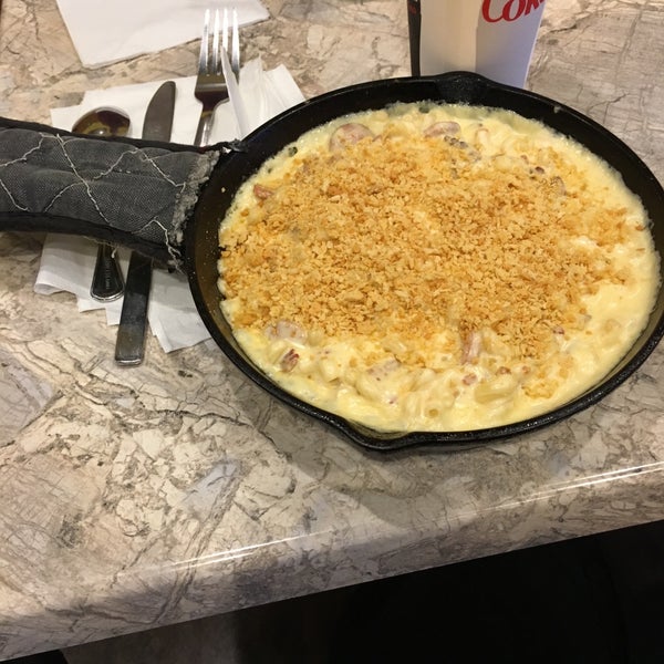 Photo taken at Mac N&#39; Out Macaroni &amp; Cheese by John L. on 6/19/2019