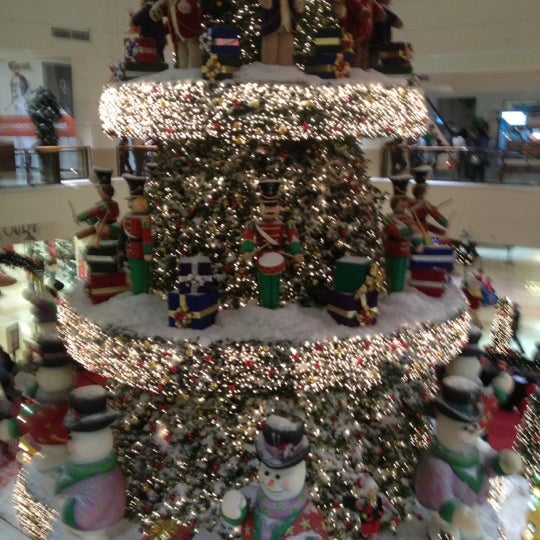 Снимок сделан в Aventura Mall Fountain пользователем Tanya 🌟 N. 11/25/2012