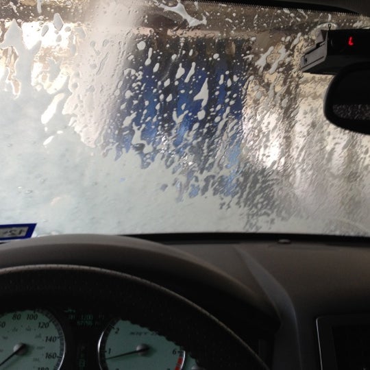 Снимок сделан в The Bubble Bath Car Wash пользователем John A. 5/21/2012