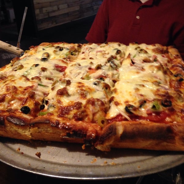 Foto tomada en Mama&#39;s Pizza  por Paul L. el 7/30/2014