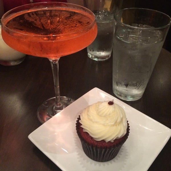 รูปภาพถ่ายที่ Crème Cupcake + Dessert โดย Cathie C. เมื่อ 5/31/2014