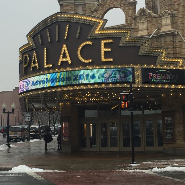 Foto tirada no(a) Palace Theatre por Heather R. em 1/16/2016
