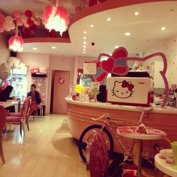 Sweet times at Hello Kitty Cafe. Thank you, @fabmeetsbrooklyn, for sharing  this supercute photo! 💖 Be sure to tag your photos with…