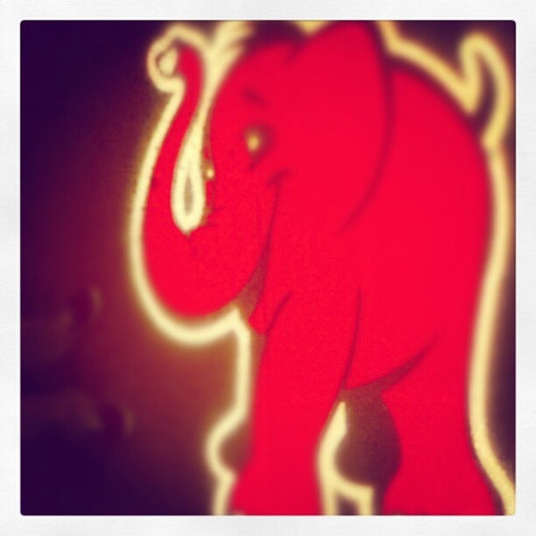 Foto tomada en Red Elephant Chocolate Cafe  por Gabe B. el 12/2/2012