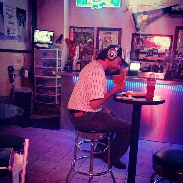 7/9/2013 tarihinde Joe P.ziyaretçi tarafından Yankee Bar &amp; Grill'de çekilen fotoğraf