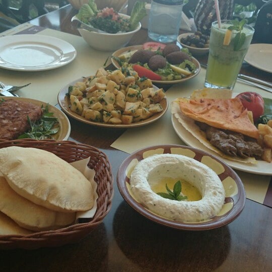 Foto tirada no(a) Al Balad lebanies rest. مطعم البلد por Abdulrahman A. em 6/13/2014