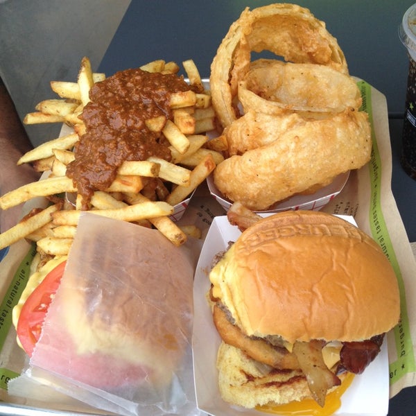 Foto tirada no(a) BurgerFi por June M. em 4/25/2014