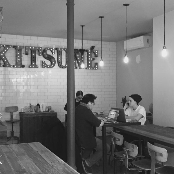 Das Foto wurde bei Kitsuné Espresso Bar Artisanal von Zach H. am 3/26/2015 aufgenommen