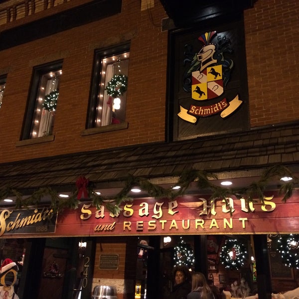 Foto tirada no(a) Schmidt&#39;s Restaurant und Sausage Haus por Tony A. em 12/16/2014
