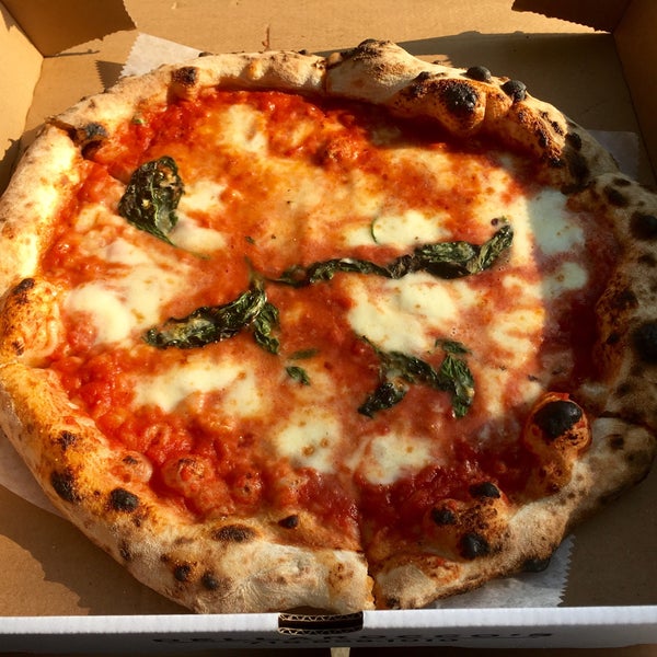 Got the margherita 🍕 to go. Came out fast and was delicious!