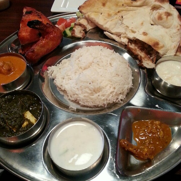 4/25/2014 tarihinde Lindsay C.ziyaretçi tarafından Phulkari Punjabi Kitchen'de çekilen fotoğraf