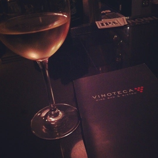 Foto diambil di Vinoteca Wine Bar &amp; Bistro oleh Elizabeth G. pada 10/16/2012