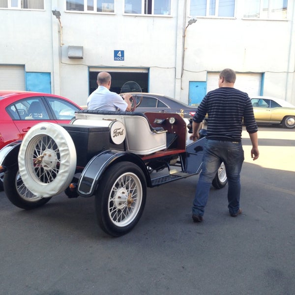 Музей музыки обои. Американский гараж. Old time parts. Old time parts. Old radio.