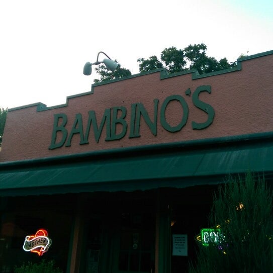 7/2/2014 tarihinde what white elephantziyaretçi tarafından Bambinos Cafe on Delmar'de çekilen fotoğraf