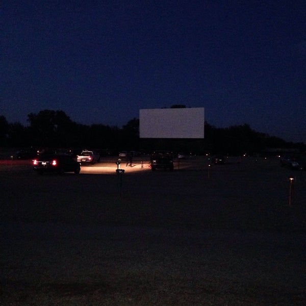 Foto diambil di Starlite Drive-In Theatre oleh Adam R. pada 10/18/2014