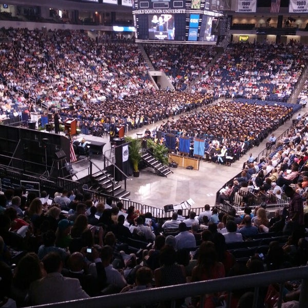 รูปภาพถ่ายที่ Chartway Arena at The Ted Constant Convocation Center โดย Chris S. เมื่อ 5/11/2013