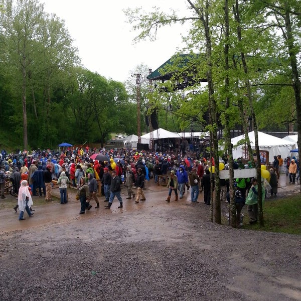 รูปภาพถ่ายที่ Woods Amphitheater at Fontanel โดย BB B. เมื่อ 5/4/2013