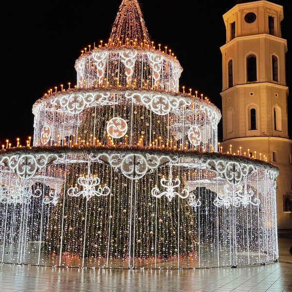 รูปภาพถ่ายที่ Katedros aikštė | Cathedral Square โดย Yauhen S. เมื่อ 12/27/2022