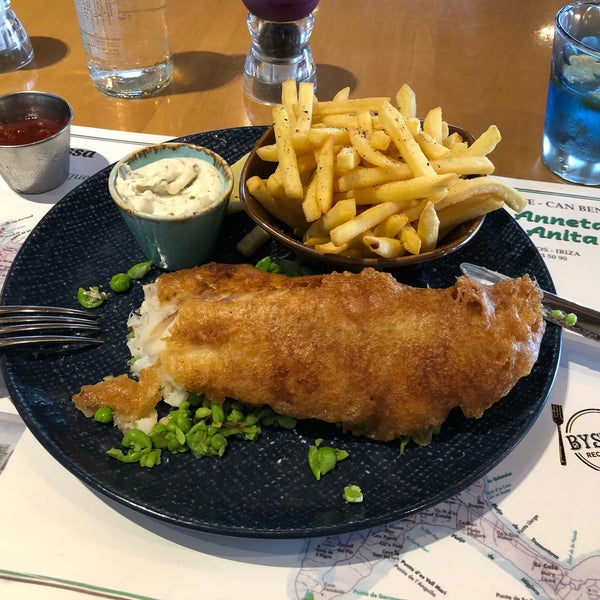 Nice location - kind and helpful staff. I have tried the fish & chips, and liked it with the crusty dough. They don’t have soft drinks, but nice juices and mineral water.