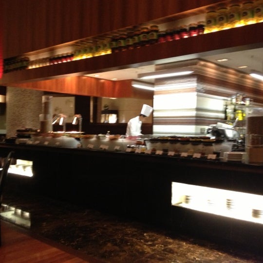 10/25/2012 tarihinde Kurt B.ziyaretçi tarafından Mazina Restaurant'de çekilen fotoğraf