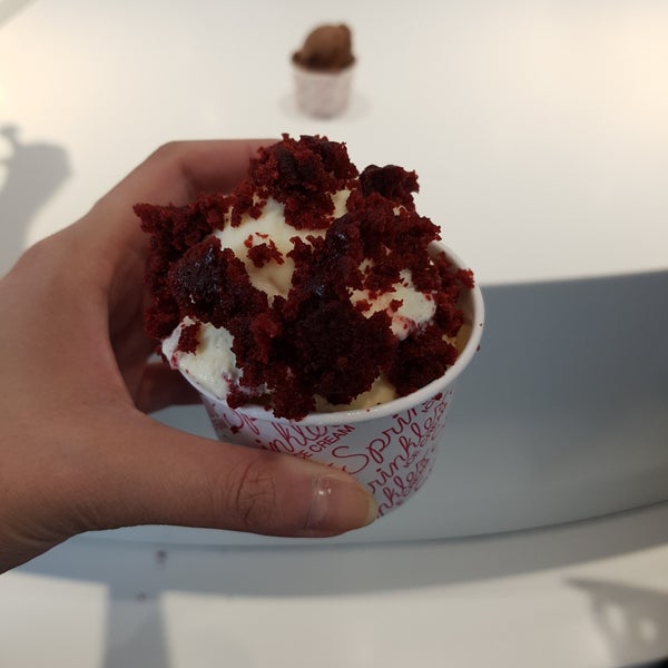 Photo taken at Sprinkles Beverly Hills Cupcakes by Sherly on 5/29/2019