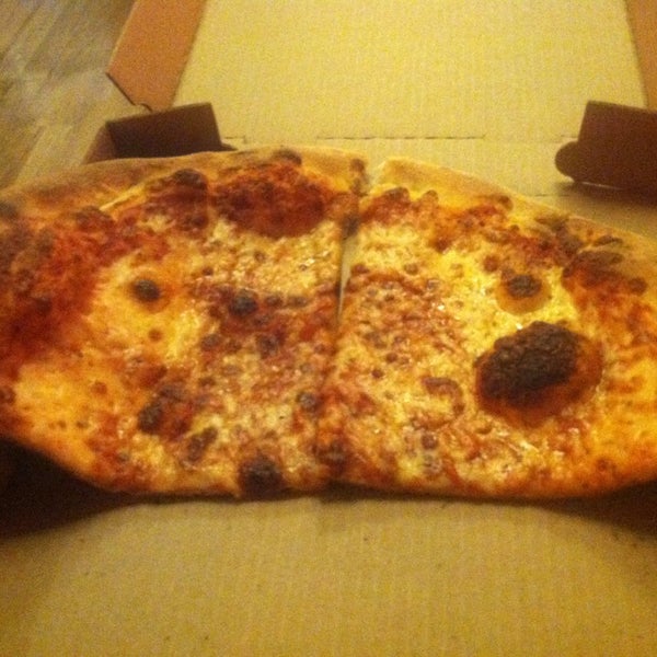 Foto scattata a Engine House Pizza da Beth C. il 6/1/2013