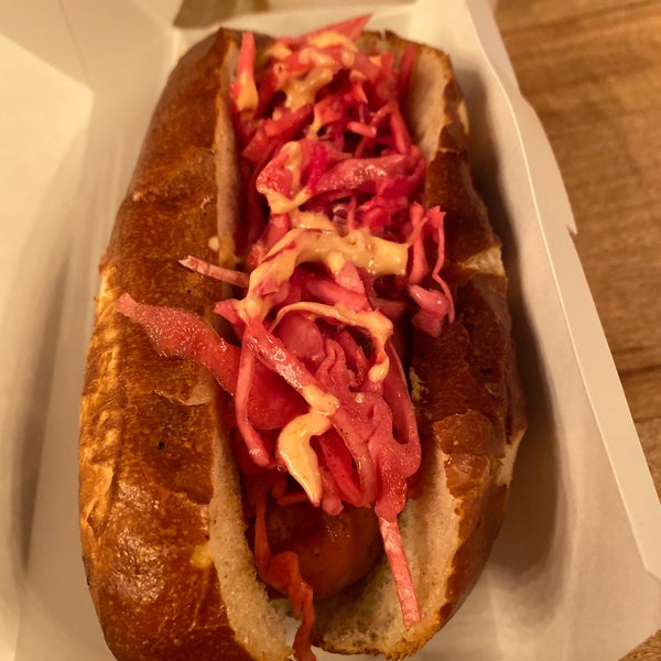 Foto tomada en Schaller&#39;s Stube Sausage Bar  por E B el 11/19/2019