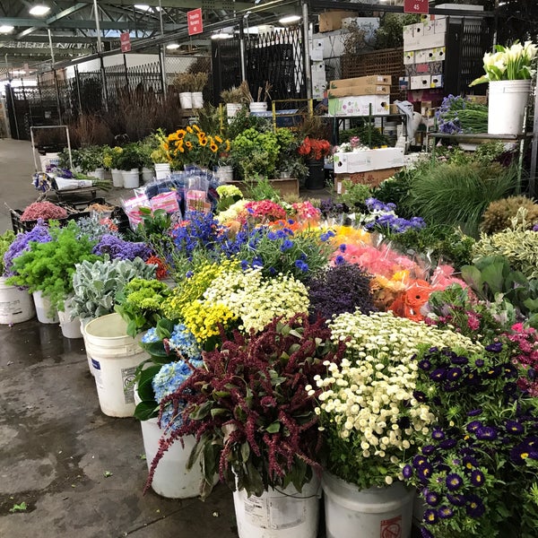 Foto tirada no(a) SF Flower Mart por Gabriela G. em 5/22/2017