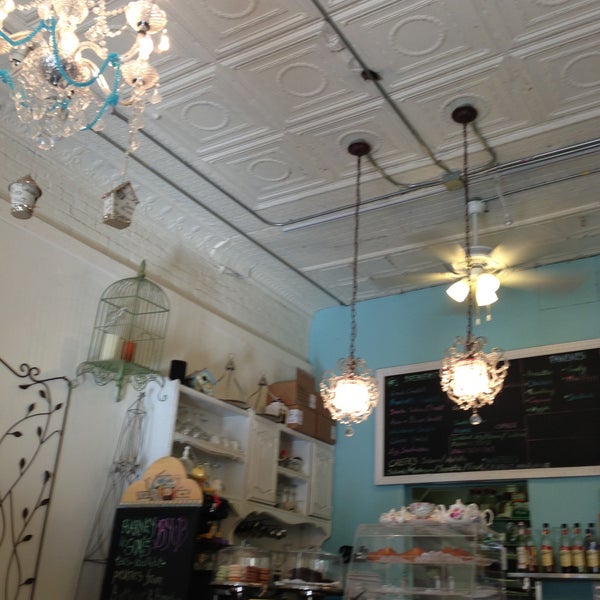 4/20/2013 tarihinde Sabrina B.ziyaretçi tarafından La Bouche Cafe'de çekilen fotoğraf